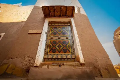 المعهد الملكي للفنون التقليدية يحيي فن الأبواب النجدية في عنيزة