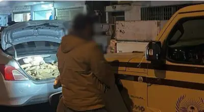 ضبط مخالف بنغلاديشي لنقل الحطب المحلي في الرياض