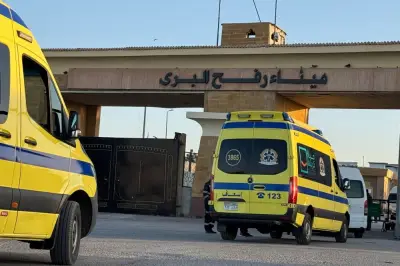 دفعة جديدة من العائدين والجرحى الفلسطينيين تعبر معبر رفح إلى غزة ومصر