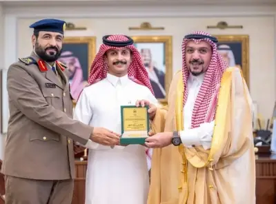 أمير القصيم يكرّم المواطن فيصل السلوم لموقفه البطولي في إبعاد مركبة مشتعلة