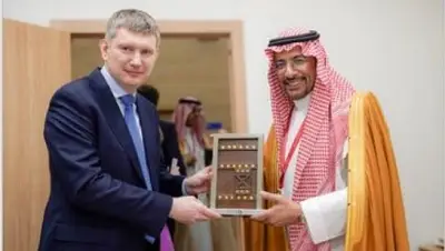 وزير الصناعة يبحث مع نظيره الروسي تعزيز الشراكات الاقتصادية
