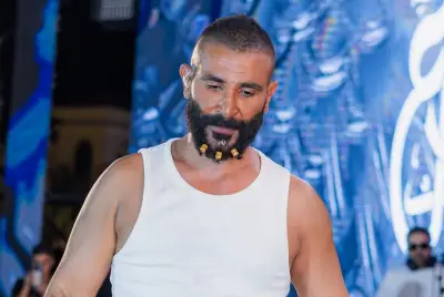 أحمد سعد يرد على الجدل حول ضفيرة الشعر والأقراط: مظهري حرية شخصية ولا تشبه بالنساء