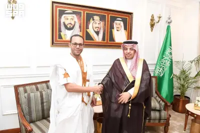 تسليم الإجازة القنصلية للقنصل الموريتاني بجدة بحضور مدير فرع الخارجية