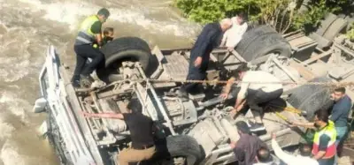 كابوس مرعب في أربيل.. حافلة تسقط في النهر أمام أعين الجميع