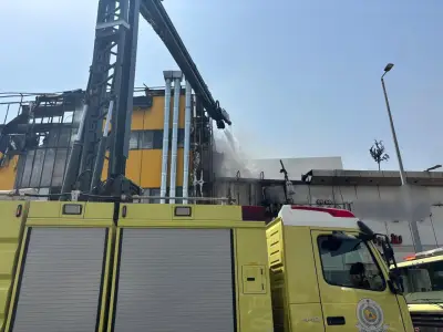 الدفاع المدني يخمد حريقاً في مبنى تجاري بحي الروضة دون إصابات