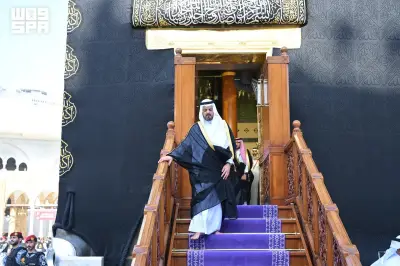نائب أمير مكة يُشرف على غسل الكعبة نيابة عن الملك سلمان