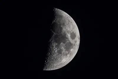التربيع الأول لمحرم يزين سماء الحدود الشمالية بمشهد فلكي بارز