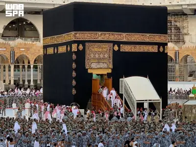 غسل الكعبة المشرفة الثلاثاء في تقليد يعود لقرون