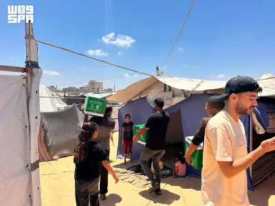 مركز الملك سلمان يوزع 103 سلال غذائية في خان يونس بغزة