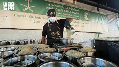 مركز الملك سلمان يوزع 25 ألف وجبة ساخنة على أهالي غزة