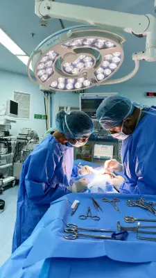 فريق طبي بالعلا ينجح في إصلاح انسداد خلقي بكلية طفل