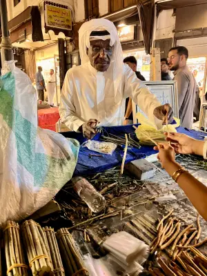 بائع مساويك في البلد بجدة يحافظ على مهنة تراثية