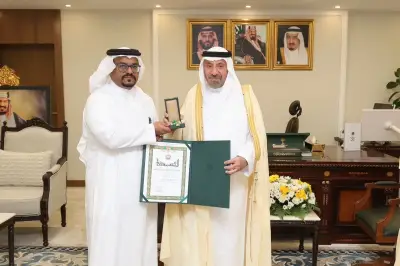 أمير نجران يمنح وسام الملك عبدالعزيز لمتبرعين بكليتيهما لذويهما