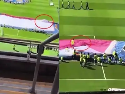 منظم عالق داخل العلم التشيكي قبل مباراة التشيك وكوريا في كأس العالم 2026
