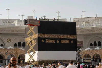 بدء تهيئة كسوة الكعبة المشرفة استعداداً لاستبدالها بالجديدة