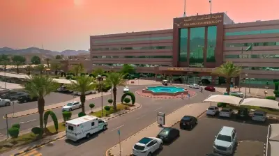 مدينة الملك عبدالله الطبية تجري عملية نادرة لاستئصال كليتين وزراعة كلية في آن واحد