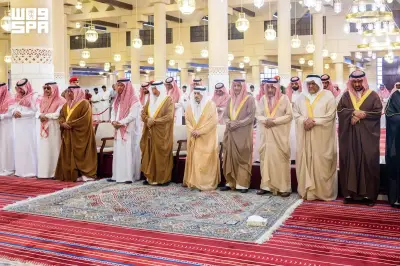 أمير الرياض يؤدي صلاة الميت على والدة خالد بن خرصان