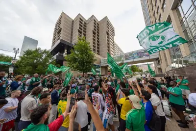 جماهير السعودية تزين شوارع أتلانتا قبل مواجهة إسبانيا في كأس العالم