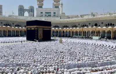 مراحل غسل الكعبة المشرفة: 3 خطوات بعناية ودقة تجسّد القداسة