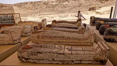 اكتشاف مقبرتين نادرتين من العصر العتيق في جبل الطير بالمنيا