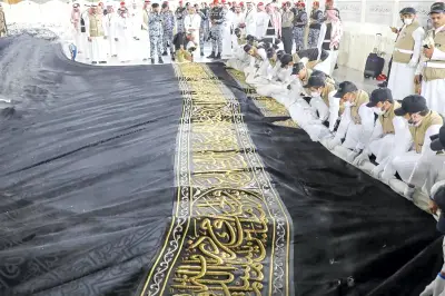 أطول ماكينة خياطة في العالم تحيك كسوة الكعبة الجديدة بخيوط الذهب والحرير