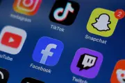 ماليزيا تحظر تسجيل من دون 16 عاماً في وسائل التواصل والتحقق من الأعمار