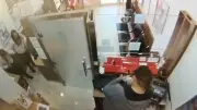 ملثم يقتحم شركة صرافة كويتية بمسدس لعبة ويسرق 21 ألف دينار