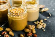 30 جراماً من المكسرات يومياً تقلل مخاطر القلب 25%.. النمر: الكاملة أفضل من الزبدة