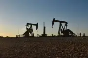 تهديدات بإغلاق هرمز توقف رسائل طهران وواشنطن وترفع النفط 6.6% إلى 97 دولارًا