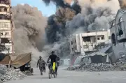 قصف إسرائيلي يستهدف مركبة بدير البلح ويرفع حصيلة شهداء غزة إلى 72,942