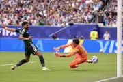 عبد الإله العمري أول لاعب عربي يسجل في مرمى أوروغواي بالمونديال