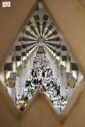 توافد الحجاج إلى المسجد النبوي بعد إتمام مناسك الحج في أجواء روحانية