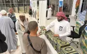 توزيع هدايا خادم الحرمين من المصاحف على الحجاج اليمنيين بمنفذ الوديعة