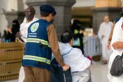 مشاهد إنسانية خالدة تجسد إرث رجل الأمن السعودي في خدمة الحجاج