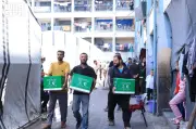 مركز الملك سلمان يوزع سلالًا غذائية وآلاف الوجبات للنازحين في غزة