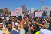 مئات الليبيين يتظاهرون أمام مفوضية اللاجئين في طرابلس للمطالبة برحيل المهاجرين
