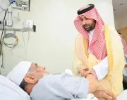 أمير جازان ونائبه يزوران شيخ شمل ضمد للاطمئنان على صحته