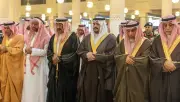 نائب أمير الرياض يؤدي صلاة الميت على الأميرة سارة بنت عبد المحسن
