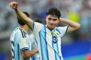 أتلتيكو مدريد يرفع شكوى رسمية لـفيفا ضد برشلونة بسبب جوليان ألفاريز