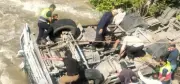 كابوس مرعب في أربيل.. حافلة تسقط في النهر أمام أعين الجميع