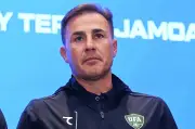 كانافارو يطلب من لاعبي أوزبكستان الاستمتاع قبل الظهور الأول في كأس العالم