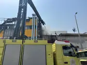 الدفاع المدني يخمد حريقاً في مبنى تجاري بحي الروضة دون إصابات
