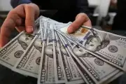 الدولار يواصل مكاسبه أمام اليورو بعد تثبيت الفائدة الأمريكية
