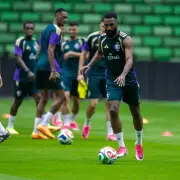 دونيس يعتمد على الكرات الثابتة لمواجهة إسبانيا في كأس العالم