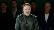 إيلون ماسك يدخل التاريخ كأول تريليونير في العالم
