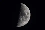 التربيع الأول لمحرم يزين سماء الحدود الشمالية بمشهد فلكي بارز