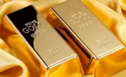 الذهب يتراجع 0.3% تحت ضغط الدولار وتشديد السياسة النقدية