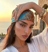 سكارف الشعر يعود لصدارة الموضة الصيفية بأناقته العملية