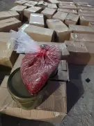أمانة جدة تغلق موقعاً عشوائياً وتتلف 1.3 طن من المعسل المخالف
