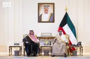 ولي عهد الكويت يستقبل الأمير تركي بن محمد بن فهد